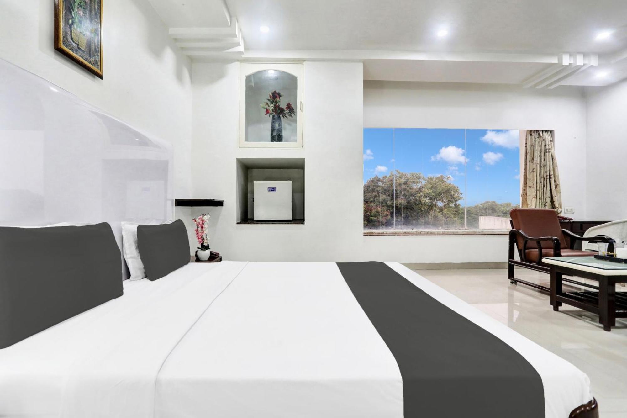 Hotel Grandarya Eluru Bagian luar foto