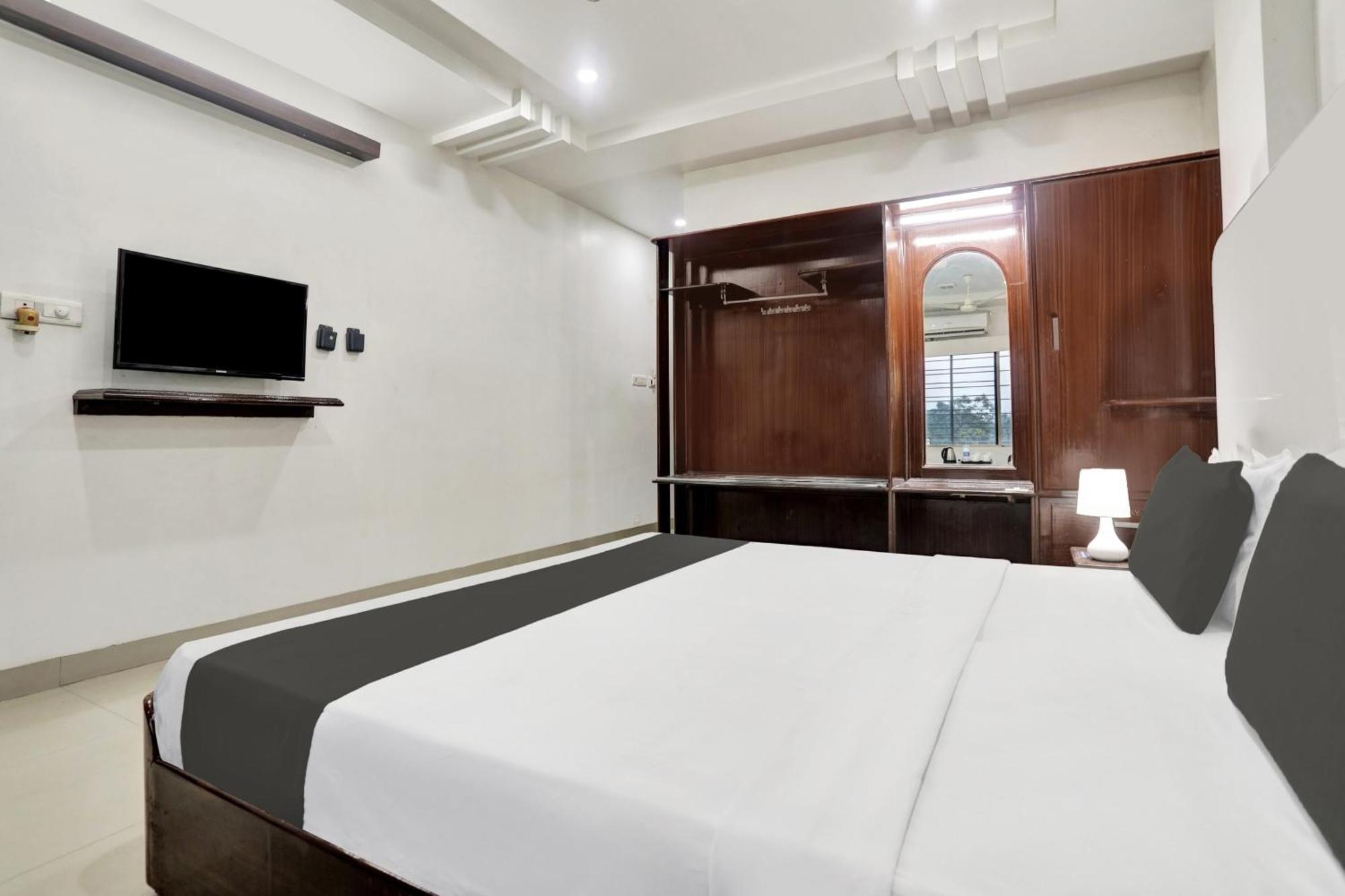Hotel Grandarya Eluru Bagian luar foto