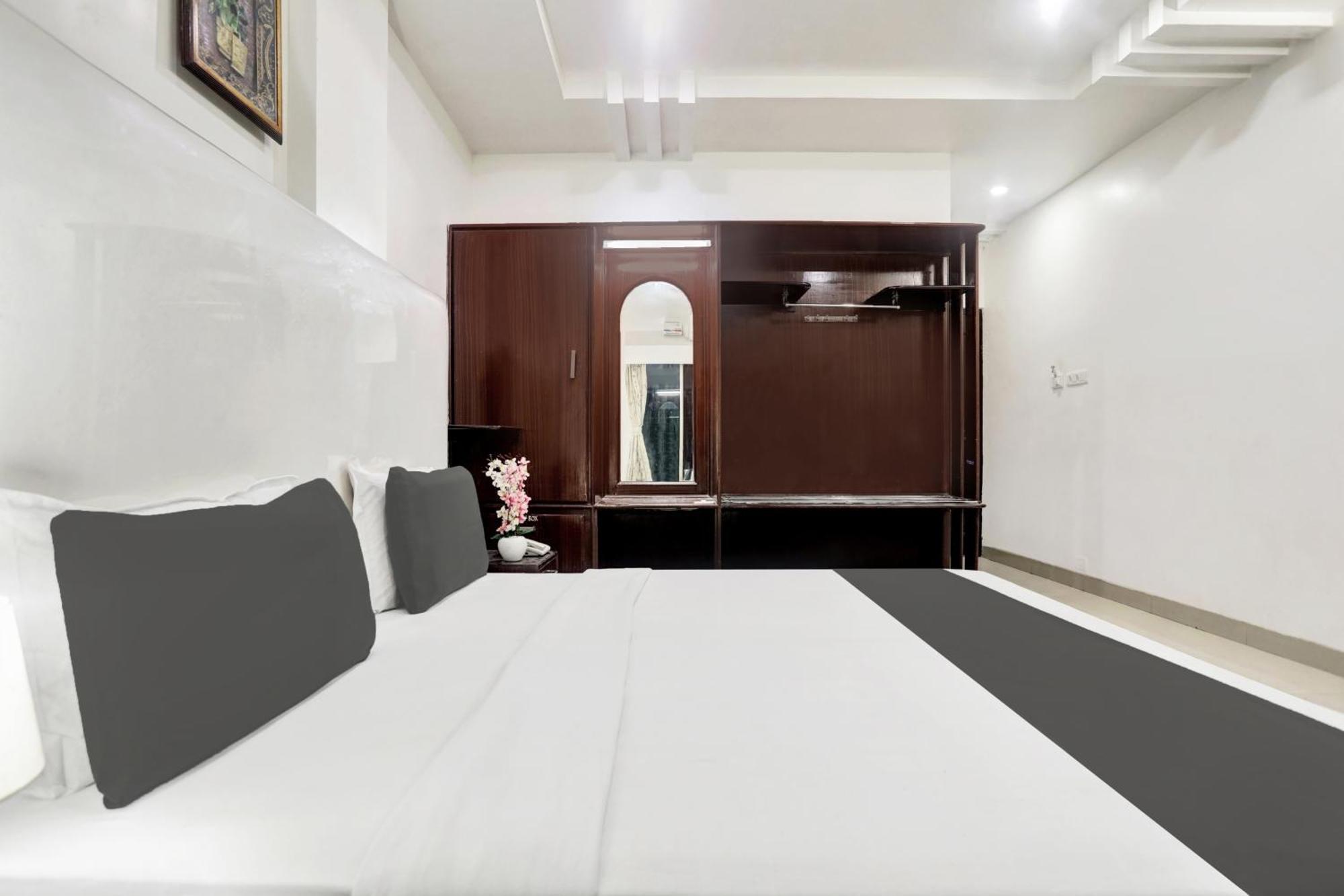 Hotel Grandarya Eluru Bagian luar foto