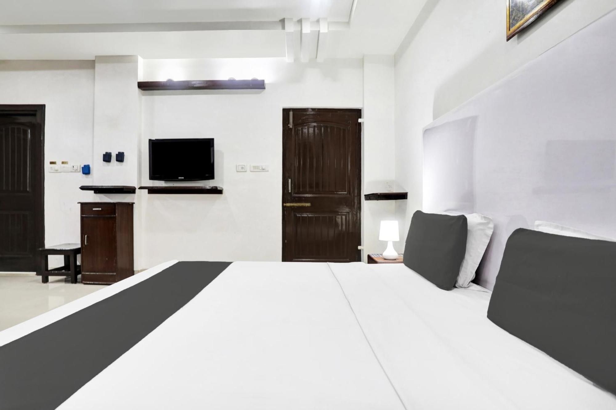Hotel Grandarya Eluru Bagian luar foto